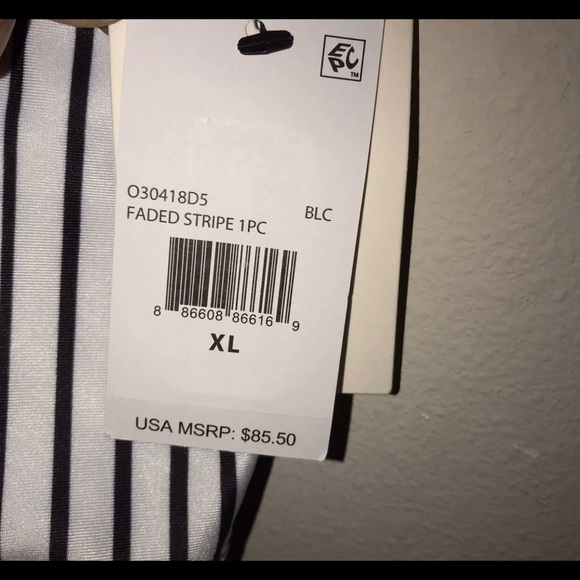 volcom reversible swimsuit - Picture 7 of 7